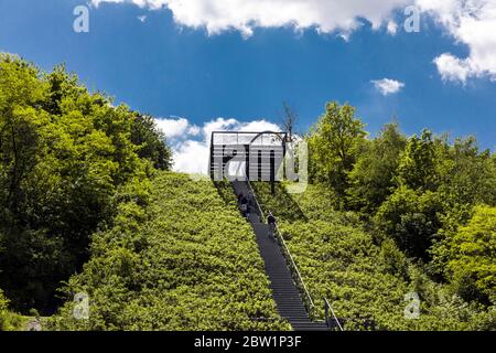 Die Grubenkippe Halde Hoheward zwischen Recklinghausen, Herten und Herne, Aufstieg zum Horizont-Observatorium - Route des Industrieerbes Stockfoto