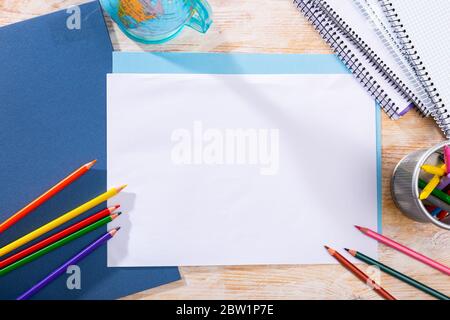 Weißes Papier mit Farbstiften auf Holztisch mit Kopieplatz reinigen. Kreativitätskonzept Stockfoto