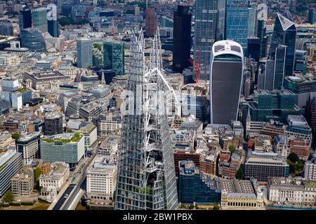 Luftaufnahme des Finanzdistrikts in London, Großbritannien. The Shard, Sky Gardens und 22 Bishopsgate Stockfoto