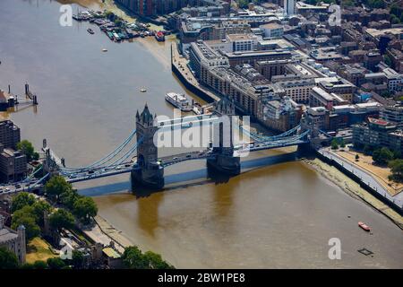 Luftaufnahme der Tower Bridge in London, Großbritannien Stockfoto