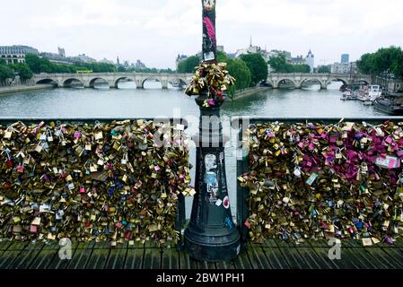 Vorhängeschlösser auf der Pont des Arts, Paris, Ile-de-France, Frankreich Stockfoto