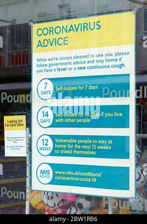 Poster im Fenster des Poundland-Shops, das Ratschläge zur Coronavirus-Aktion gibt Stockfoto
