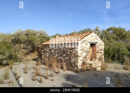 Altes Steinhaus in Isla Cristina und Ayamonte Sümpfen. Naturpark in Huelva, Spanien Stockfoto