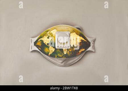 Coronavirus Protection Concept :Packung weiße FFP2 Masken Nahaufnahme mit World Burning Map Drucken oben.2019-nCoV-Virus-Infektion in Wuhan Stadt. Covid-1 Stockfoto