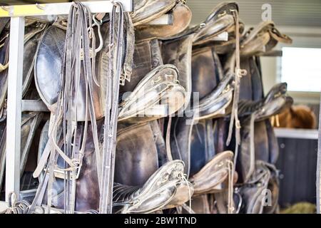 Schmutzige und staubige Kanten von Bändern und unregelmäßigen Teilen wie fertige Taschen, Pferdesättel und andere öffentliche Dienstleistungen. Aufgestapelt. Stockfoto