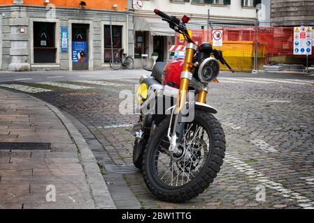 Fantic Caballero Scrambler 500 ccm Motorrad. Modernes Motorrad mit einem schönen Retro-Design. Stockfoto