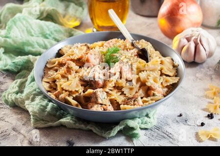 Cremige Farfalle Pasta mit Lachs, Parmesan und Dill. Italienisches Gericht Stockfoto