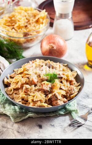 Cremige Farfalle Pasta mit Lachs, Parmesan und Dill. Italienisches Gericht Stockfoto