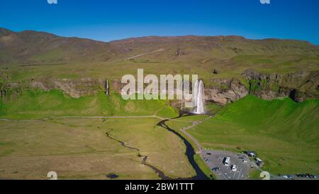 Atemberaubende Aussicht. Luftaufnahme über die Mäander in der Nähe des Seljalandsfoss Wasserfalls und der Brücke der Straße N1 an einem sonnigen Tag ohne Wolken. Südisland Stockfoto