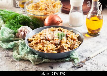 Cremige Farfalle Pasta mit Lachs, Parmesan und Dill. Italienisches Gericht Stockfoto