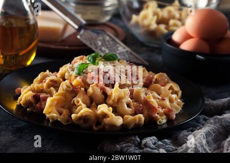 Frische Tortellini mit hausgemachter Carbonara-Sauce und Parmesan-Käse. Italienische Küche Stockfoto