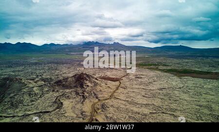 Atemberaubende Mondlandschaft aus der Luft auf der Halbinsel Snaefellsnes in Island. Sci-Fi Landschaft auf der Erde mit Terrakotta-Farben und Lava bedeckt von grauen MOS Stockfoto