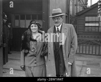 Earl of Clarendon , in den Ruhestand Gouverneur General , Heimat aus Südafrika mit Lady Clarendon . Der Earl of Clarendon, der in den Ruhestand tretende Generalgouverneur von Südafrika, kam mit Lady Clarendon an Bord des Union Castle Liners, Dunotter Castle, nach Hause in Southampton. Foto zeigt, der Earl of Clarendon und Lady Clarendon bei der Ankunft in Southampton. April 1937 Stockfoto