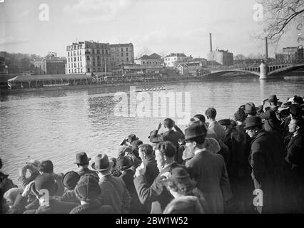 Bootsrennen Crews schlagen Französisch Clubs auf der seine . Präsident und 60 , 000 Uhr . Die Oxford und Cambridge University Bootsrennen Crews besiegten die Pariser Ruderclubs, seine und Marne in ihren Rennen auf der seine, Paris. Präsident Lebrun von Frankreich und eine Menge von 60, 000 Menschen beobachtete die Rennen, die der Foch-Stiftung untätig waren. Foto zeigt, eine allgemeine Ansicht, wie Oxford beendete fünf Längen vor der Marne an der Brücke Suresnes. Oxford bedeckt die 3 , 000 Meter Kurs in 7 Minuten 29 3 / 5 Sekunden . April 1937 Stockfoto