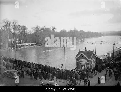 Bootsrennen Crews schlagen Französisch Clubs auf der seine . Präsident und 60 , 000 Uhr . Die Oxford und Cambridge University Bootsrennen Crews besiegten die Pariser Ruderclubs, seine und Marne in ihren Rennen auf der seine, Paris. Präsident Lebrun von Frankreich und eine Menge von 60, 000 Menschen beobachtete die Rennen, die der Foch-Stiftung untätig waren. Foto zeigt, eine allgemeine Ansicht, wie Oxford beendete fünf Längen vor der Marne an der Brücke Suresnes. Oxford bedeckt die 3 , 000 Meter Kurs in 7 Minuten 29 3 / 5 Sekunden . April 1937 Stockfoto