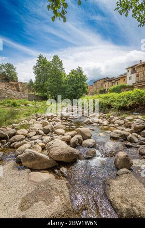 Der Fluss Ambroz führt durch das Dorf mit dem berühmten jüdischen Viertel Hervas in Caceres, Extremadura. Spanien Stockfoto