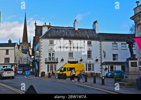 Das Punch House am Agincourt Square im Stadtzentrum von Monmouth war ursprünglich ein Postkutschenhaus aus dem späten 18. Jahrhundert. Traditionelles öffentliches Haus. Stockfoto