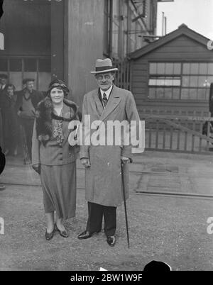 Earl of Clarendon , in den Ruhestand Gouverneur General , Heimat aus Südafrika mit Lady Clarendon . Der Earl of Clarendon, der in den Ruhestand tretende Generalgouverneur von Südafrika, kam mit Lady Clarendon an Bord des Union Castle Liners, Dunotter Castle, nach Hause in Southampton. Foto zeigt, der Earl of Clarendon und Lady Clarendon bei der Ankunft in Southampton. April 1937 Stockfoto