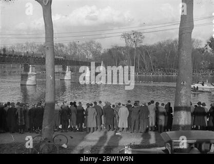 Bootsrennen Crews schlagen Französisch Clubs auf der seine . Präsident und 60 , 000 Uhr . Die Oxford und Cambridge University Bootsrennen Crews besiegten die Pariser Ruderclubs, seine und Marne in ihren Rennen auf der seine, Paris. Präsident Lebrun von Frankreich und eine Menge von 60, 000 Menschen beobachtete die Rennen, die der Foch-Stiftung untätig waren. Foto zeigt, eine allgemeine Ansicht, wie Oxford beendete fünf Längen vor der Marne an der Brücke Suresnes. Oxford bedeckt die 3 , 000 Meter Kurs in 7 Minuten 29 3 / 5 Sekunden . April 1937 Stockfoto