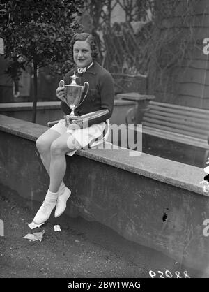 Miss Heeley schlägt Miss Ford im Paddington Finale. Miss Mary Heeley schlug Miss F S Ford von Derbyshire 6 - 3, 6 - 3, im Einzel-Finale der Frauen des Paddington Hard Court Club ' s Open Turnier in Castellain Road. R E Mulliken schlug E J Filby im Finale der Männer. Foto zeigt, Miss Mary Heeley mit dem Pokal nach ihrem Sieg. April 1937 Stockfoto