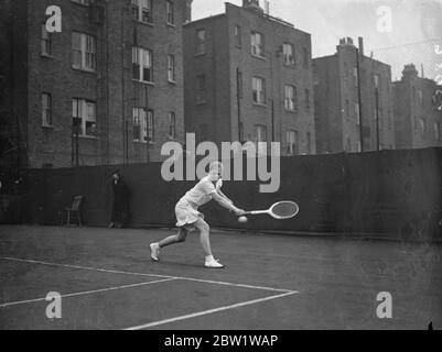 Miss Heeley schlägt Miss Ford im Paddington Finale. Miss Mary Heeley schlug Miss F S Ford von Derbyshire 6 - 3, 6 - 3, im Einzel-Finale der Frauen des Paddington Hard Court Club ' s Open Turnier in Castellain Road. Foto zeigt, Miss F S Ford im Spiel gegen Miss Heeley. April 1937 Stockfoto