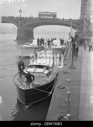 King ist ein Binnenschiff, das im Pool von London festgemacht ist. Die Astros Barged (ganz rechts), in denen der König und die Königin am kommenden Dienstag zur Eröffnung des National Maritime Museum nach Greenwich fahren werden, mit den begleitenden Motortorpedobooten neben dem Zerstörer 'HMS Wishart (D67)' im Pool von London. Die 'Wishart', Uhr war als Eskorte zu dienen, aber wurde beschädigt, wenn man im Pool festmacht. 24. April 1937 Stockfoto