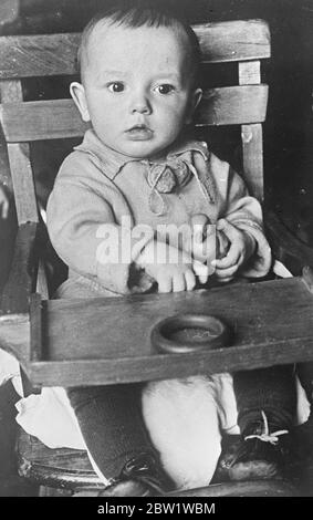 Sie nennen ihn Falcon - für seine wird ein Flieger. Der neunmonatige Sohn zweier sowjetischer Premier-Piloten, das jüngste Mitglied der fliegenden Russen, hat seine zukünftige Karriere bereits für ihn geplant und war entsprechend getauft worden. Er ist der Sohn des Militärpiloten V. A. Sokolov und Valentina Stepnnovna Grizodubova, die wichtigsten zivilen Flieger und wurde Sokol (Falke) genannt. Valentina, die ihren Mädchennamen nach ihrer Heirat behielt, lehrte ihren Mann zu fliegen. Sie hat einen Rekord von 1500 Stunden in der Luft und hat erste sowjetische Auszeichnung für die Zivilluftfahrt erhalten. Foto zeigt: So Stockfoto