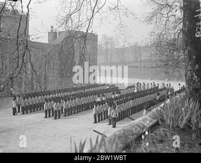 Schotten-Wachen Proben für die Inspektion im Turmgraben. Die Schotten-Garde Proben in Überprüfungsreihenfolge im Graben des Tower of London, um ihre bevorstehende Inspektion vorzubereiten. 27. April 1937 Stockfoto