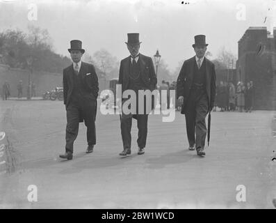 Ramsay MacDonald und sein Sohn beim Mittagessen im St. James's Palace. Es gab viele angesehene Gäste beim Mittagessen im St. James's Palace, um die Veröffentlichung des offiziellen Souvenir Krönungsprogramms zu markieren. Die Herzogin von Gloucester präsidierte. Foto zeigt: Herr Ramsay MacDonald, Lord President of the Council, kommt mit seinem Sohn, Herrn Malcolm MacDonald, Dominions Secretary, zum Mittagessen am 27. April 1937 Stockfoto