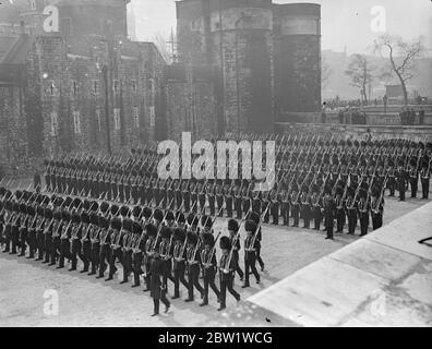 Schotten-Wachen Proben für die Inspektion im Turmgraben. Die Schotten-Garde Proben in Überprüfungsreihenfolge im Graben des Tower of London, um ihre bevorstehende Inspektion vorzubereiten. 27. April 1937 Stockfoto