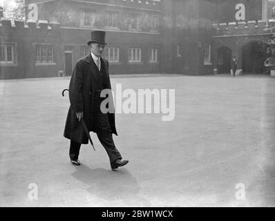 Lord Wigram [Clive Wigram] beim Mittagessen im St. James's Palace. Es gab viele angesehene Gäste beim Mittagessen im St. James's Palace, um die Veröffentlichung des offiziellen Souvenir Krönungsprogramms zu markieren. Die Herzogin von Gloucester präsidierte. Foto zeigt: Lord Wigram kommt zum Mittagessen. 27. April 1937 Stockfoto