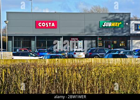 Die Vorderseite von zwei modernen Ladeneinheiten im Parc Plaza am Stadtrand von Bridgend. Besetzt mit Costa Kaffee und Subway. Stockfoto