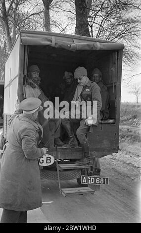 Bürgerkrieg verwundet von vorne durch britische Ambulanz genommen. Bei den Kämpfen an der Madrider Front verletzte Truppen, die von einem britischen Rettungswagen von der Kampflinie zu einer Ankleidestation gebracht werden. 21. April 1937 Stockfoto