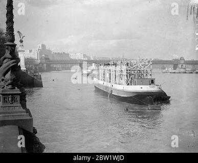 Rot-weiß und blau Krönungsbarge. Krönungsstand wird auf einem Lastkahn gemalt rot weiß und blau von Lambeth Bridge vertäut gebaut. Wenn der Stand fertig ist, wird der Barge nach Westminster geschleppt. Foto zeigt, den Stand auf dem Kahn an der Lambeth Brücke zu bauen. 14. April 1937 Stockfoto