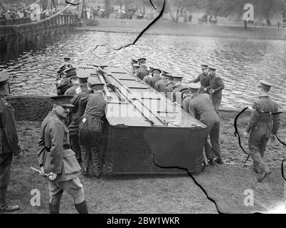 Wochenendsappers bauen Brücke für Krönungsmassen im St James's Park. Achtzig Londoner 'Sappers' der Territorial Royal Engineers machen am Wochenende eine Eilarbeit beim Brückenbau im St James's Park. Die Brücke, die sie bauen, wird den Fußgängerverkehr im St James's Park während der Krönungswoche entlasten, wenn Hunderttausende von Menschen dorthin gehen, um die Flutlichtbeleuchtung zu sehen. Es wird den See überspannen, ein paar Meter auf der Buckingham Palace Seite der Brücke, die Sie jetzt von Menschen benutzt, die im Park spazieren. Fotoausstellungen, Terrritorials, die einen Ponton zum See in St Jam tragen Stockfoto