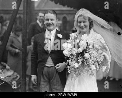 Radioschauspieler vermählt Schauspielerin in London. Bischof von London amtiertes Amt. Norman Shelley, der Radioschauspieler, und Miss Monica Brett, die Schauspielerin, wurden in der St. Stephen's Parish Church, Gloucester Road, Kensington verheiratet. Der Bischof von London, Dr. Winnington Ingram, amtierte, und Lesley Woodgate, der BBC-Dirigent, spielte die Orgel. Foto zeigt, der Bräutigam hob den Schleier der Braut, als sie den Fotografen nach der Zeremonie 16 April 1937 konfrontiert Stockfoto