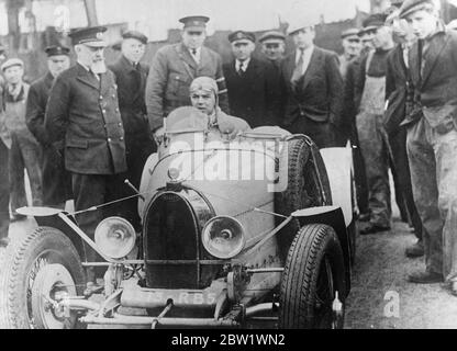 Prinz Bertil kehrt mit einem Rennwagen nach Stockholm zurück. Prinz Bertil von Schweden, am Steuer seines Bugatti-Rennwagens, kam nach Stockholm an, nachdem er fast ein Jahr in Paris verbracht hatte, wo der Wagen des Prinzen ein vertrauter Anblick war. Der Prinz fuhr von Göteborg nach Stockholm, eine Strecke von 340 Meilen, in 6 1/2 Stunden. Prinz Bertil ist ein Enkel von König Gustaf von Schweden. Foto zeigt Prinz Bertil in seinem Bugatti bei der Ankunft in Stockholm. 16. April 1937 Stockfoto