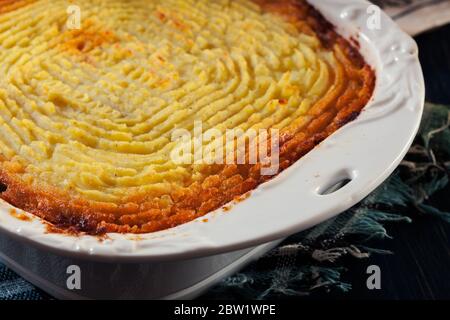 Hirtenkuchen oder Hüttenkuchen. Hackfleisch und Gemüse mit Kartoffelpüree in Auflaufform Stockfoto