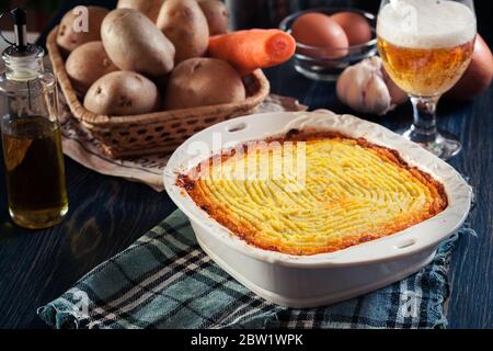 Hirtenkuchen oder Hüttenkuchen. Hackfleisch und Gemüse mit Kartoffelpüree in Auflaufform Stockfoto