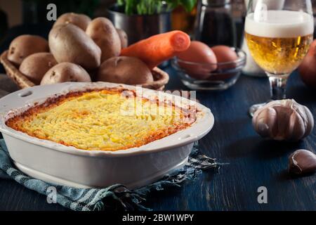 Hirtenkuchen oder Hüttenkuchen. Hackfleisch und Gemüse mit Kartoffelpüree in Auflaufform Stockfoto