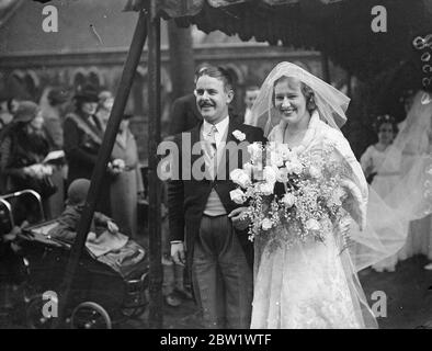 Radioschauspieler vermählt Schauspielerin in London. Bischof von London amtiertes Amt. Norman Shelley, der Radioschauspieler, und Miss Monica Brett, die Schauspielerin, wurden in der St. Stephen's Parish Church, Gloucester Road, Kensington verheiratet. Der Bischof von London, Dr. Winnington Ingram, amtierte, und Lesley Woodgate, der BBC-Dirigent, spielte die Orgel. Foto zeigt, der Bräutigam hob den Schleier der Braut, als sie den Fotografen nach der Zeremonie 16 April 1937 konfrontiert Stockfoto