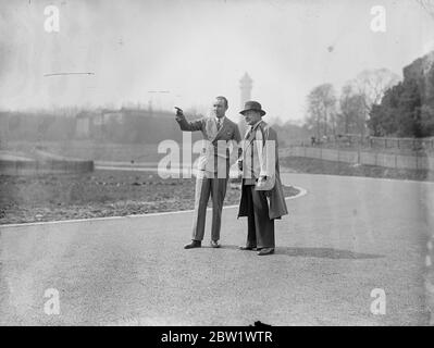 TT-Rennen auf der neuen Crystal Palace Strecke statt?-RAC offiziellen Besuch der Inspektion zahlt. Kapitän A W Phillips, der Royal Automobile Clubs Competition Secretary, stattete der neuen Rennbahn, die diese Woche auf dem Gelände des Crystal Palace eröffnet werden soll, einen Besuch ab. Die Strecke wird für die touristische Trophy Rennen, die in diesem Jahr über die Ards-Schaltung, Ulster statt. Foto zeigt Capt A W Phillips (rechts) beim Blick über die neue Crystal Palace Strecke mit Herrn WG Everitt, Mitgeschäftsführer des International Road Racing Club Limited. 19. April 1937 Stockfoto