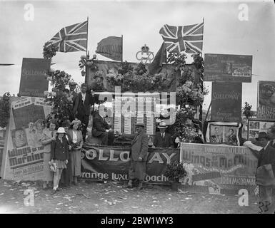 Keine Originalunterschrift. [ Pferderennen feiert Krönung von König George VI ?] W. Solloway and co. Commission Agents, (206 Garratt Lane), Walton Verkaufsplatte, Oak Stakes. Werbefilm-Poster: Wings of the Morning, New Gallery Kinema, Regent Street. Werbung: Solloway Orange Luxus-Coaches 4 Juni 1937 [?] Stockfoto