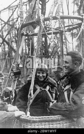 Erste Frau, die einen Stratosphärenaufstieg macht. Sowjetisch nennt sie stratonaut. Die erste Frau, die eine Stratosphäre bestiegen hat, Eugenia Smit, eine Ingenieurin des Moskauer Elektrizitätswerks Kuibyschew, erreichte eine Höhe von 24,000 Fuß - bis zur Unterstratosphäre. Sie wurde von Lieutenant B. Romanov begleitet und der Zweck des Fluges war es, Elektrizität in der Stratosphäre in verschiedenen Höhen zu studieren. Russland hat sie als Stratonaut getauft. Foto zeigt: Eugenia Smit mit Leutnant B. Romanov im Korb ihres Ballons vor dem Aufstieg. Juni 1937 Stockfoto