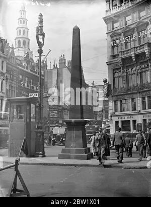 Wrexham will Ludgate Circus Obelisk. Denkmal für den Jungen, der Gutes gemacht hat. Die Verhandlungen über die Entfernung des Ludgate Circus Obelisken zum Gedenken an Robert Waithman (1764-1833) nach Wrexham, wo er geboren wurde, sind praktisch abgeschlossen. Waithman, Leinendrapher, Patriot und Reformer, war einer der berühmtesten Männer, die Wrexham jemals produziert hat. Er wurde 1820 zum Sheriff von London und Middlesex und 1823 zum Oberbürgermeister von London gewählt. Der Obelisk, der heute verschlissen ist und ein Gebäude aus Devonshire-Granit verjüngend ist, wurde 1832 aufgesetzt. Seine Beseitigung wäre Teil des Plans zur Entlastung der Verkehrsstaus im Circus Stockfoto