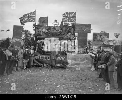 Keine Originalunterschrift. [ Pferderennen feiert Krönung von König George VI ?] W. Solloway and co. Commission Agents, (206 Garratt Lane), Walton Verkaufsplatte, Oak Stakes. Werbefilm-Poster: Wings of the Morning, New Gallery Kinema, Regent Street. Werbung: Solloway Orange Luxus-Coaches 4 Juni 1937 [?] Stockfoto