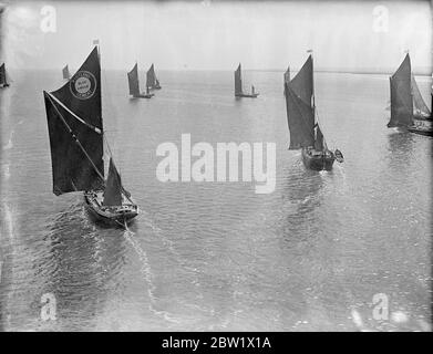 Bild aus der Luft. Segelschiffe im Rennen auf der Themse. 18 Teilnehmer, die größte Zahl seit der Wiederbelebung der Rennen vor 10 Jahren, starteten vom Lower Hope Point aus beim Krönungsjahr-Segelschiff-Rennen auf der Themse. Der Kurs war von Lower Hope Point zum Mouse Lightship und zurück nach Gravesend, eine Strecke von fast 50 Meilen. Foto zeigt: Das Rennen im Gange - Luftaufnahme. Juni 1937 Stockfoto