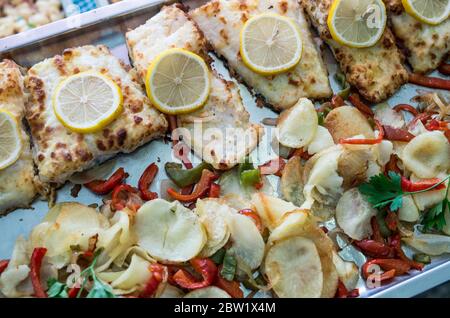 Frische scheiben Kabeljau gebraten mit Mehl und Salz Eier, gebraten und etwas geröstet. Mit Scheiben von gebackenen und frittierten Kartoffeln begleitet, mit Streifen von Stockfoto