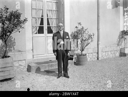 Der französische Bürgermeister heiratet den Herzog von Windsor und Frau Warfield. Wir sind glücklich in Ihrem Glück. Der Bürgermeister des kleinen französischen Dorfes Monts, in der Nähe von Château de Candé, Dr. Charles Mercier, führte die standesamtliche Zeremonie bei der Hochzeit des Herzogs von Windsor und Frau Wallis Warfield (früher Simpson) im Schloss durch. Zum Abschluss seiner Ansprache sagte er: Ihre Königliche Hoheit, Herzogin, wir freuen uns über Ihr Glück. Foto zeigt: Der Bürgermeister von Monts, Dr. Charles Mercier, fotografiert, als er den Herzog von Windsor heiratete. Juni 1937 Stockfoto