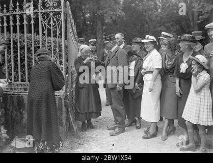 Dorfbewohner stoßen auf den Herzog von Windsor und seine Braut an. In einem Champagner, der vom Herzog von Windsor geschickt wurde, rösteten die Dorfbewohner des kleinen Nachbardorfes Monts den Herzog von Windsor und seine Braut, Frau Wallis Warfield, vor den Toren des Château de Candé bei Tours France. Foto zeigt: Der Hüttenwart am Chateau de Cande Mlle Prosper, der den Herzog von Windsor und seine Braut mit dem Dorfpostmann toaste. Juni 1937 Stockfoto